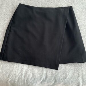 A&F Wrap mini skort in black